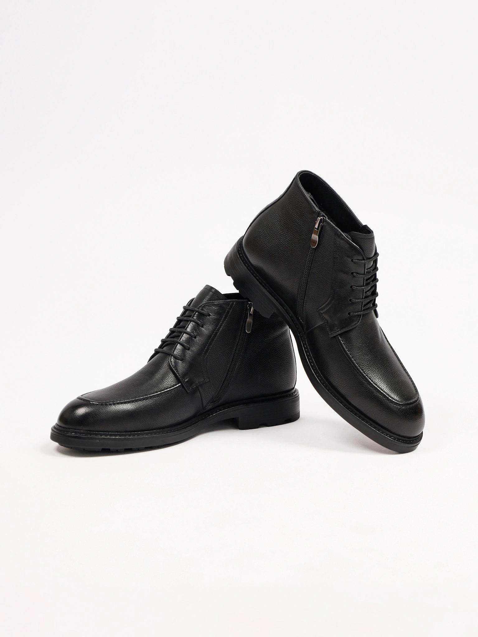 Ботинки черного цвета на рельефной подошве